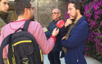 Ràdio Sabadell entrevista Navarro i Coscubiela al pati del casal Pere Quart | Sabadell en Comú